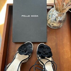 Pelle Moda Black Women's Shoes with Floral Detail